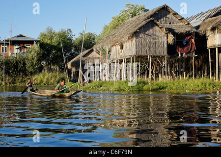 Maisons sur pilotis au Lac Inle, Myanmar (Birmanie) Banque D'Images