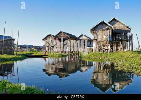 Maisons sur pilotis au Lac Inle, Myanmar (Birmanie) Banque D'Images