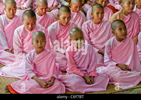 Des religieuses priaient à Zeyathiengi couvent bouddhiste, Rhône-Alpes, Mandalay, Myanmar (Birmanie) Banque D'Images