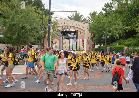 Rock 'n' Roller Coaster entrée avec un groupe d' adolescents quittant le ride en Floride orlando disneys Hollywood studios Banque D'Images