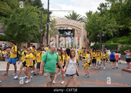 Rock 'n' Roller Coaster entrée avec un groupe d' adolescents quittant le ride en Floride orlando disneys Hollywood studios Banque D'Images