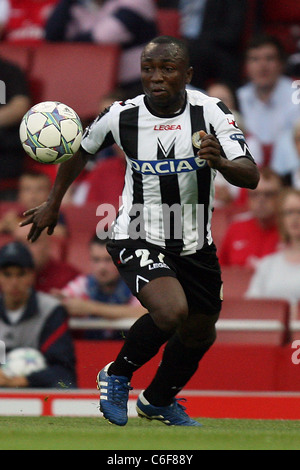 Pablo Armero (Udinese) jouant pour l'UEFA Champions League Play-off 1ère manche Arsenal 1-0 match entre l'Udinese Calcio. Banque D'Images