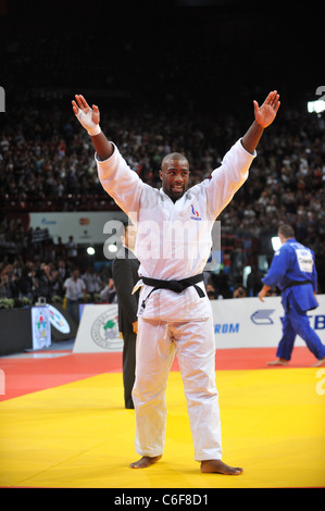 Teddy Riner (Fra) remporte un match pour le championnat du monde de judo Paris 2011. Banque D'Images