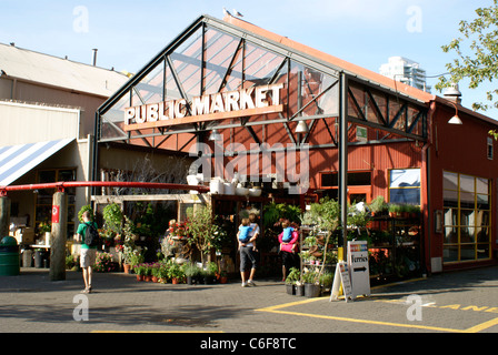 Les gens à l'extérieur de l'entrée du marché public de Granville Island, Vancouver, British Columbia, Canada Banque D'Images