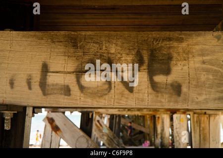 'Amour' de l'écriture graffiti sous la jetée au sémaphore, Australie du Sud Banque D'Images