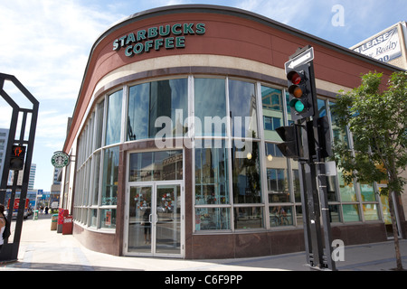 Café Starbucks sur coin de rue dans le centre-ville de Winnipeg Manitoba canada Banque D'Images