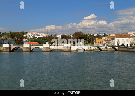 Ponte Romana Tavira, Algarve, Portugal. Bien qu'il est appelé le pont romain, les sept fenêtres cintrées pont historique est médiévale. Banque D'Images