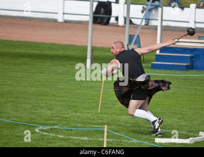 'Lourd' athlète lancer de marteau dans les lourds événements à la Collecte 2011 Cowal Highland Banque D'Images