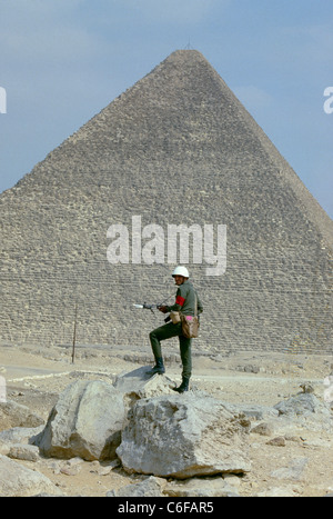 Un soldat égyptien monte la garde au les grandes pyramides de Gizeh à la suite des émeutes par les forces de sécurité en 1987. Banque D'Images