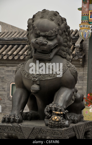 Lion de bronze garder le palais d'été impérial à Beijing Banque D'Images