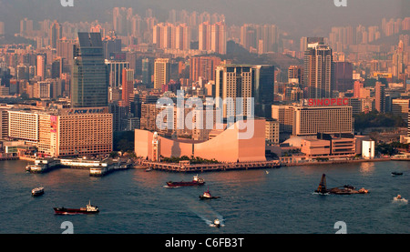 Le musée de l'espace, star Ferry et tour de l'horloge, toits de Kowloon, le port de Victoria, Hong Kong, Chine. Banque D'Images