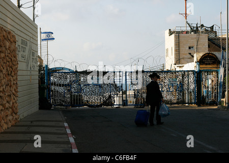 Un orthodoxe juif au point de passage à la frontière israélo-libanaise, Rosh Hanikra, Israël. Banque D'Images