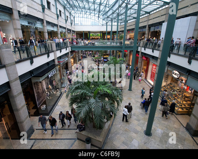 Intérieur de l'atrium dans Centro L'un des plus grands centre commercial d'Oberhausen Allemagne Banque D'Images