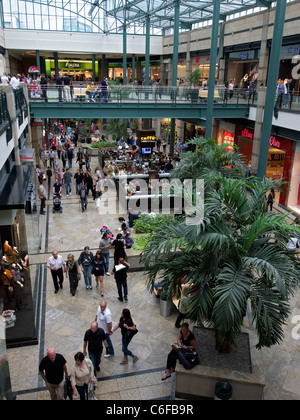 Intérieur de l'atrium dans Centro L'un des plus grands centre commercial d'Oberhausen Allemagne Banque D'Images