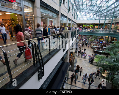 Intérieur de l'atrium dans Centro L'un des plus grands centre commercial d'Oberhausen Allemagne Banque D'Images