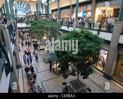 Intérieur de l'atrium dans Centro L'un des plus grands centre commercial d'Oberhausen Allemagne Banque D'Images