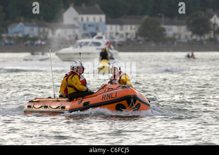 Le radeau dans la course annuelle de Mumbles Swansea Bay qui est tenu d'aider à recueillir des fonds pour la RNLI. Banque D'Images