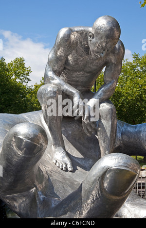 London Park Lane, Lorenzo Quinn's 'La main de Dieu' Août 2011 sculpture Banque D'Images