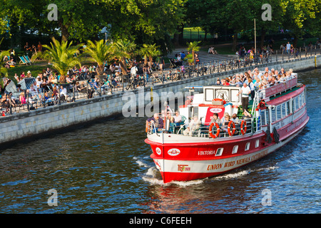 Tourisme croisière sur la Spree à Berlin (navire en passant par le célèbre parc Monbijou)