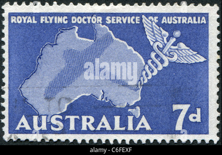 Australie - 1957 : timbre imprimé en Australie, se consacre à l'Royal Flying Doctor Service of Australia Banque D'Images