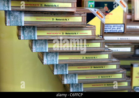 Boîtes de cigares Montecristo de Cuba à Londres shop Banque D'Images