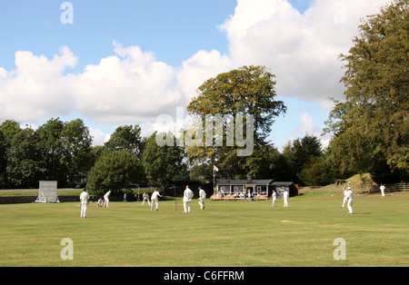 Dans le Derbyshire Cricket Village Banque D'Images