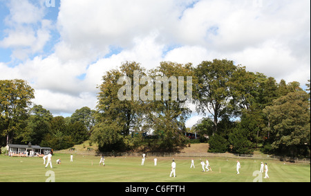 Dans le Derbyshire Cricket Village Banque D'Images