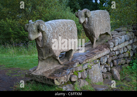 Teesdale - sculpture en pierre à faible force moutons près de cascade Banque D'Images