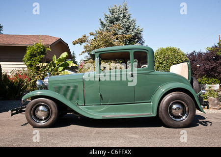 1930 classique restauré une voiture Ford modèle vert avec rumble seat garé dans le contexte de l'entrée de la banlieue de Washington Edmonds Banque D'Images