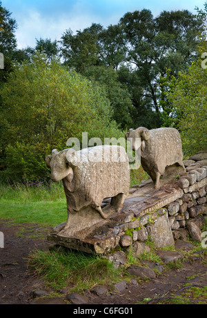 Teesdale - sculpture en pierre à faible force moutons près de cascade Banque D'Images