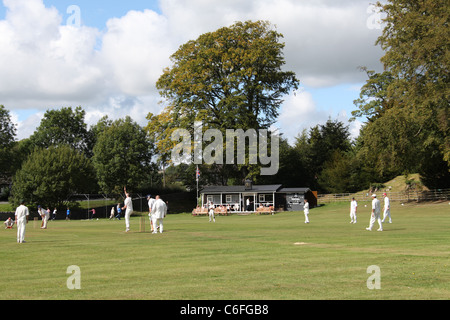 Un village de Cricket dans le Derbyshire Banque D'Images