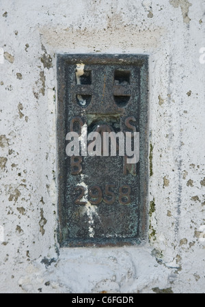 OS Trig Point sur le sommet de la colline noire - Northern Peak District Banque D'Images