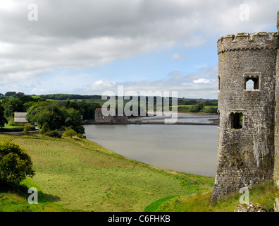 Une tour du château de Carew dans le Pembrokeshire avec la marée fraisage en arrière-plan Banque D'Images