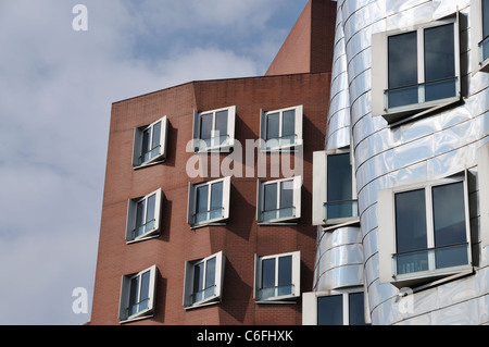 Der Neue Zollhof (par Frank O. Gehry, 1998 - 1999). Medienhafen. Düsseldorf. L'Allemagne. Banque D'Images