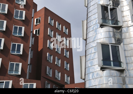 Der Neue Zollhof (par Frank O. Gehry, 1998 - 1999). Medienhafen. Düsseldorf. L'Allemagne. Banque D'Images