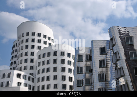 Der Neue Zollhof (par Frank O. Gehry, 1998 - 1999). Medienhafen. Düsseldorf. L'Allemagne. Banque D'Images