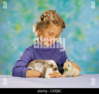 Jeune fille avec lapin nain à oreilles lop et lapin nain Banque D'Images