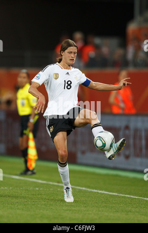 Kerstin Garefrekes Allemagne capitaine de l'équipe en action au cours d'une Coupe du Monde féminine 2011 football match quart de finale contre le Japon. Banque D'Images