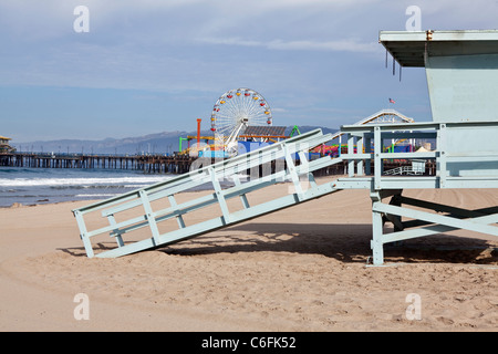 Célèbre Santa Monica beach, jetée, et tour de garde de la vie en Californie du sud. Banque D'Images