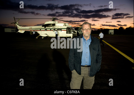 Peter Greenberg sur à bord d'hélicoptères de l'Armée de l'air mexicaine à l'aube pendant le tournage ou le Mexique : La Tournée royale Banque D'Images