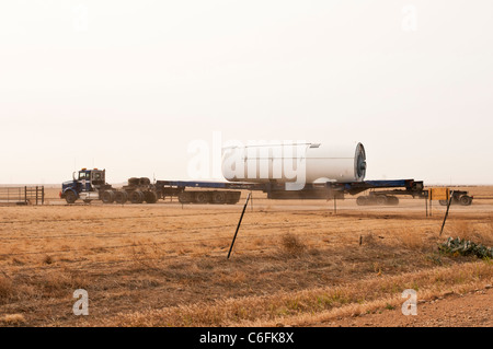 Le moyeu du générateur d'une éolienne à axe horizontal est livré à un chantier de construction près de Amarillo, Texas. Banque D'Images