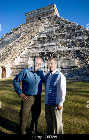 Presdient Felipe Calderon du Mexique tours Chichen Itza avec Peter Greenberg Banque D'Images