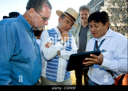Le Président Calderon tours Chicen Itza avec Peter Greenberg et directeur John Feist Banque D'Images