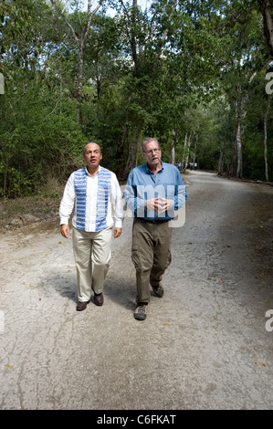 Le Président Felipe Calderon et Peter Greenberg arrivent à Calakmul Banque D'Images