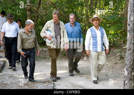 Le Président Calderon du Mexique avec Peter Greenberg et directeur John Feist de Calakmul Banque D'Images