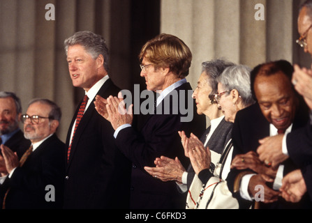 Le président Bill Clinton avec les récipiendaires de la Médaille nationale des Arts, au cours d'une cérémonie à la Maison Blanche Banque D'Images