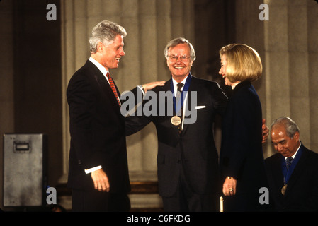 Le président Bill Clinton awards a Charles Frankel Prix dans les sciences humaines à la journaliste Bill Moyers lors d'une cérémonie Maison Blanche Banque D'Images