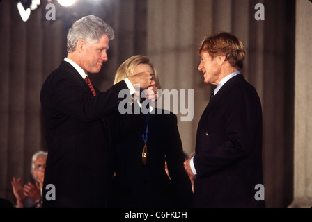 Le président Bill Clinton awards a Charles Frankel Prix dans les sciences humaines à l'acteur Robert Redford lors d'une cérémonie Maison Blanche Banque D'Images