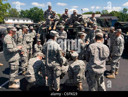 Les soldats de la Garde nationale de l'Indiana du 76ème Infantry Brigade Combat Team se préparent à mobiliser à l'armoirie de fournir à Connersville Ind. ouragan Irene disaster relief efforts sur la côte est. Environ 1 000 militaires à travers l'état sont prêts et disposés à fournir un soutien. La Garde nationale de l'Indiana photo par le Sgt. John Crosby Banque D'Images