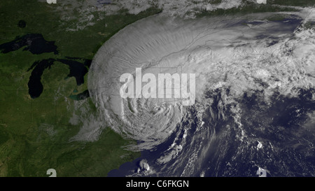 La tempête tropicale irene fait toucher terre près de new york Irene a été ramenée à une tempête tropicale au moment où la tempête a touché terre près de la ville de New York. toujours accompagnée de vents près de 65 miles par heure, Irene a causé des pannes d'électricité et des inondations dans la région de New York et du New Jersey. le National Hurricane Center a fait état d'une onde de tempête de 3,8 mètres dans le port de New York et les inondations à un stade modéré à Battery Park dans le sud de Manhattan près de 8.6 pieds. ailleurs, à new york, d'importantes inondations, des fils électriques et les arbres déracinés ont causé des dommages importants. Banque D'Images